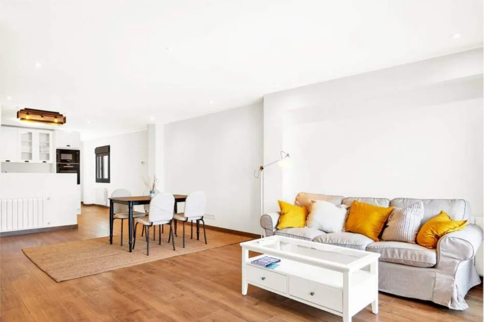 
                    FULLY RENOVATED FLAT,  MOVE-IN READY
                