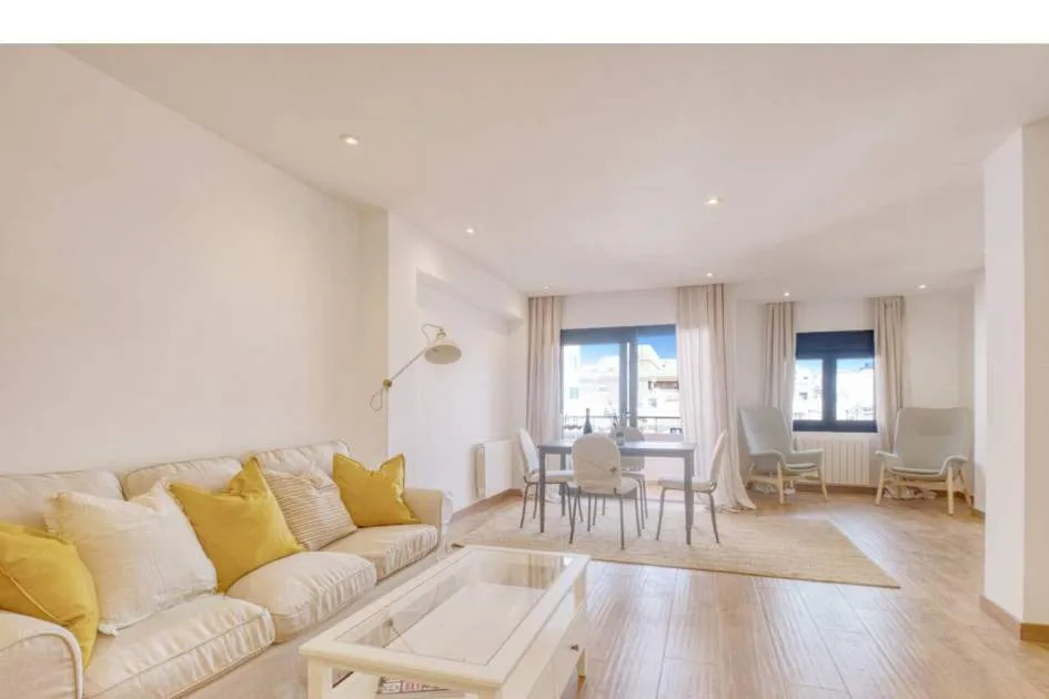 
                    FULLY RENOVATED FLAT,  MOVE-IN READY
                