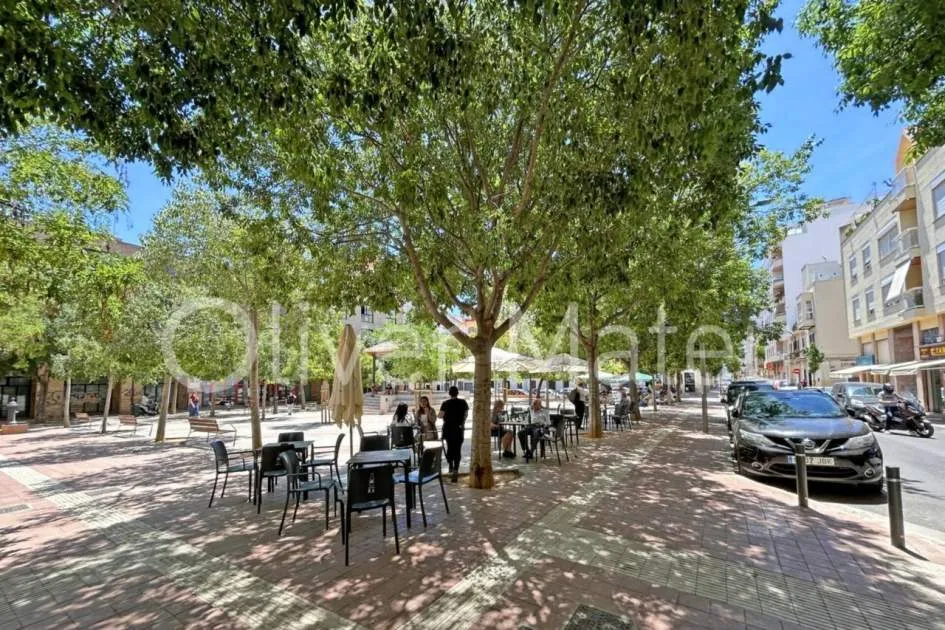 
                    FULLY RENOVATED FLAT,  MOVE-IN READY
                