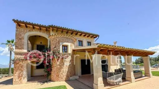 
                    VILLA WITH HOLIDAY RENTAL LICENSE, TWO GUEST HOUSES AND HORSE STABLES
                