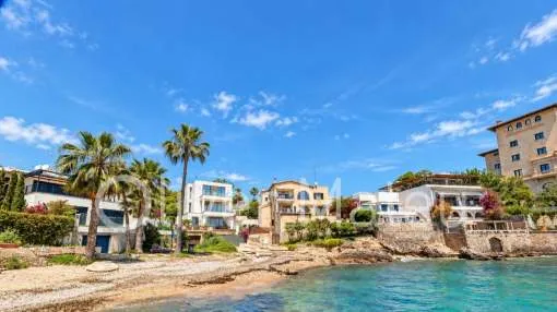 
                    FLAT ON THE SEA FRONT WITH TERRACE AND PARKING
                