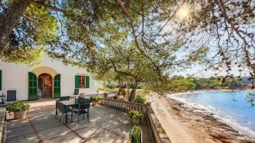 Incredible frontline villa with holiday license for sale in Manresa, Alcudia, Mallorca