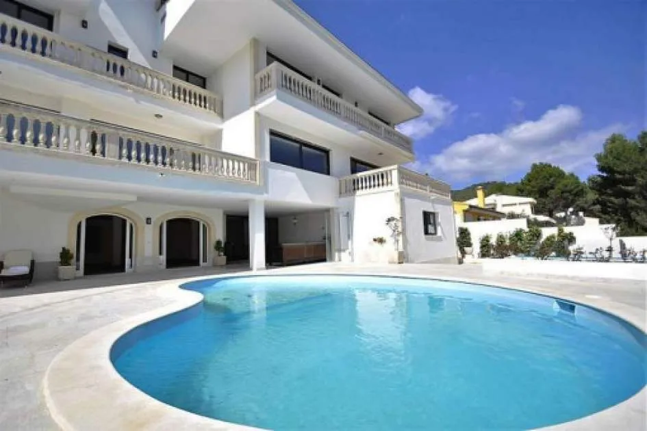 Modern, spacious villa in an idyllic location with pool in Son Vida