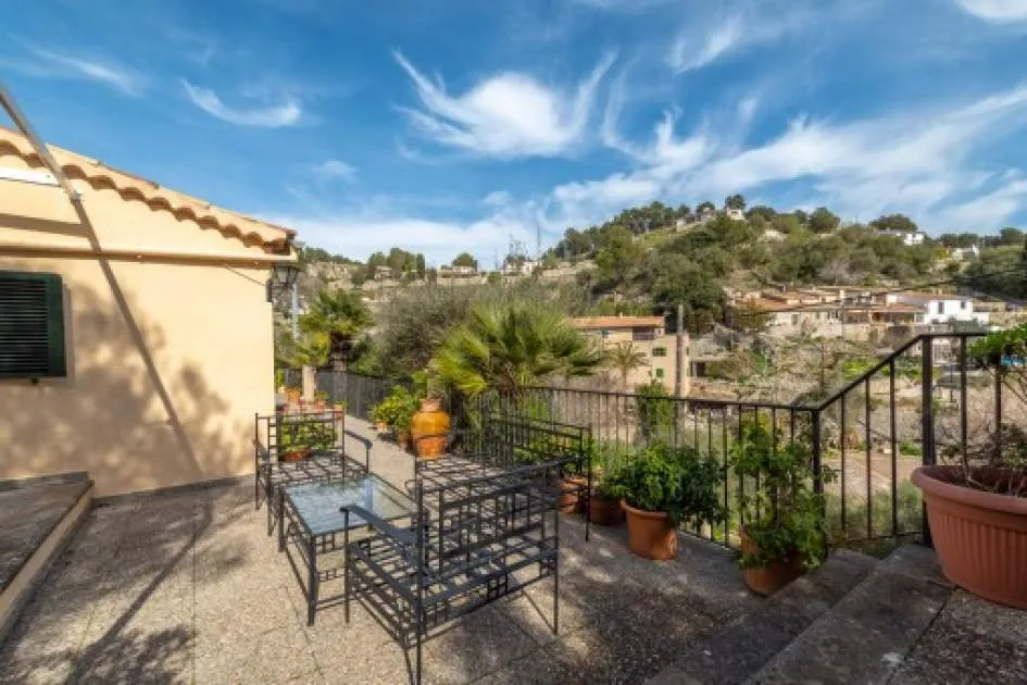 Beautiful and practical family home with idyllic views of the mountains and the village of Galilea