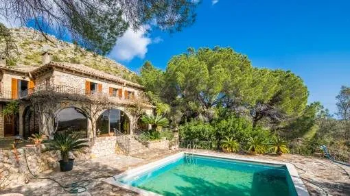 Country-house with guest houses, tennis court and pool in Pollenca