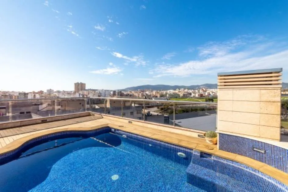 Duplex-penthouse with a large roof terrace, private pool and sea views in Palma