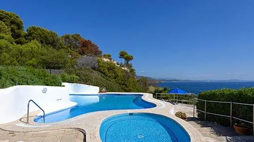 Beautiful 100 sqm apartment with large sun terrace directly by the sea in Cala Vinyas