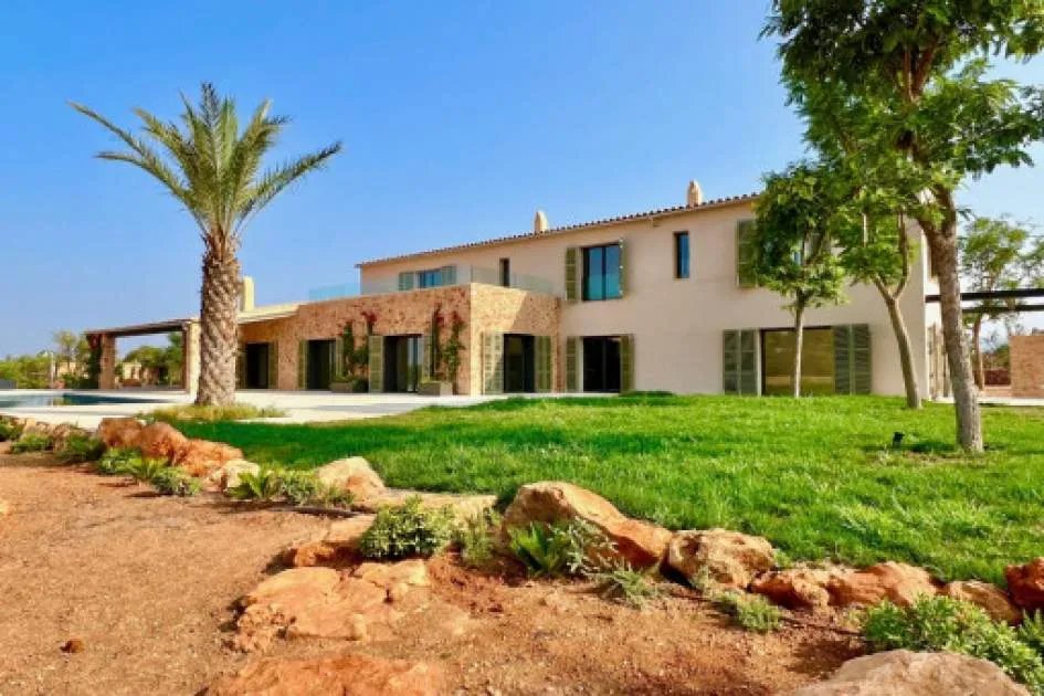 Modern finca in the country situated very close to Llucmajor