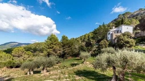 Finca in Puigpunyent on a large plot with panoramic views and great privacy