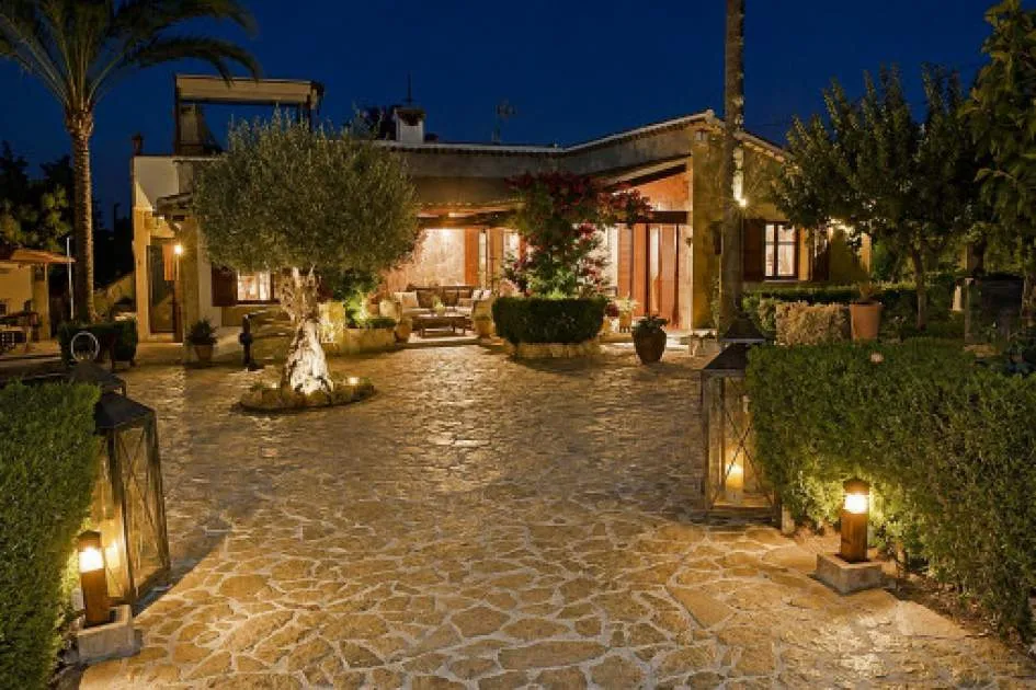 Charming single-level finca with guest house, pool, holiday rental license in Pollensa, and negotiable price.
