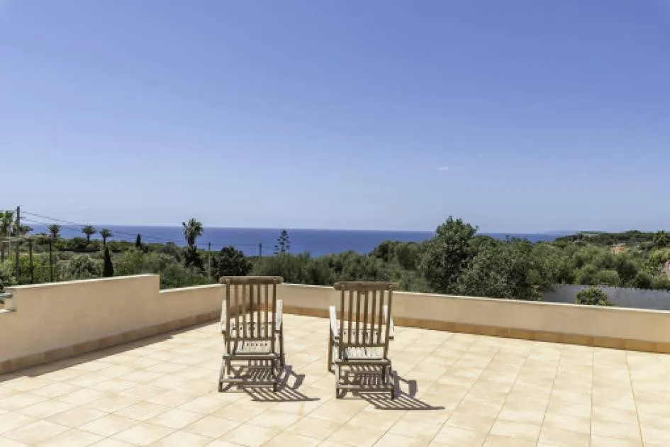 Charming chalet quietly located in Cala Llombards with a roof terrace providing breathtaking sea views