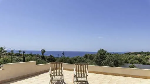 Charming chalet quietly located in Cala Llombards with a roof terrace providing breathtaking sea views