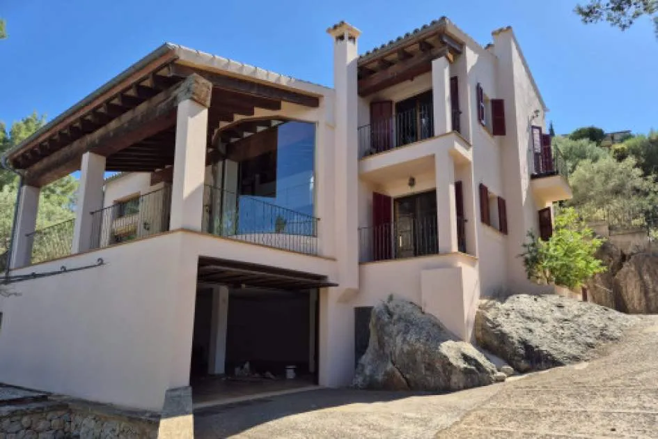 Idyllic Villa in a Quiet Location with Large Pool and Panoramic Views Idyllic Villa in a Quiet Location with Large Pool and Panoramic Views