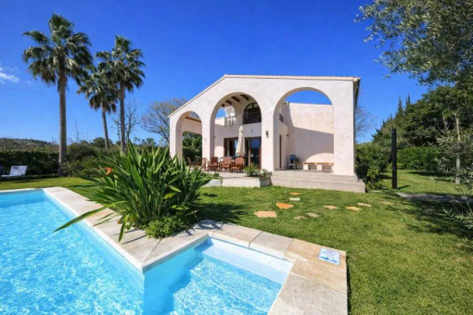 Modern finca with holiday rental licence, pool and mountain views near Alcúdia