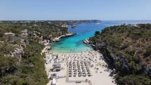 Detached house with garage and pool just a few meters from Cala Llombards Beach