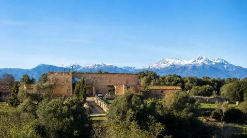 Historic estate near Sineu with approximately 76 hectares of land. Purchase