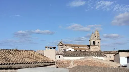 Centrally located townhouse in Ses Salinas with a beautiful rooftop terrace offering panoramic views