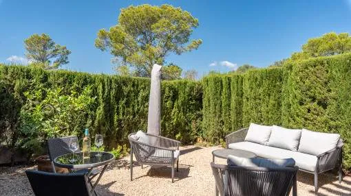 A ground-floor apartment with a private garden, parking space, and community pool in Cala Murada