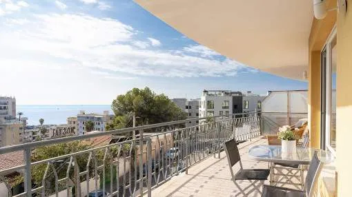 Living with sea views – light-filled apartment with a large terrace in Cala Mayor