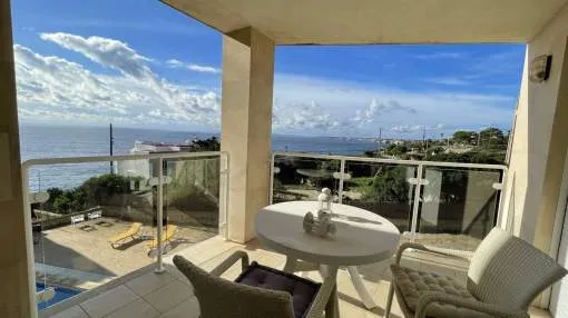 Light-flooded apartment with sea views, pool and garden area in the Southeast of Mallorca.