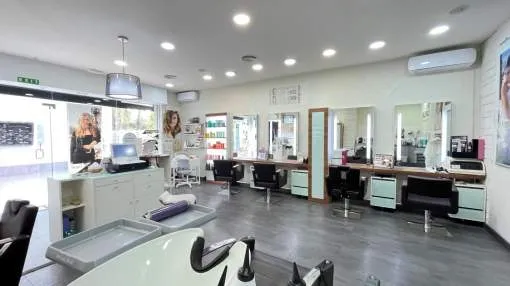 Elegant hairdressing salon for transfer in a very commercial area of Son Caliu.