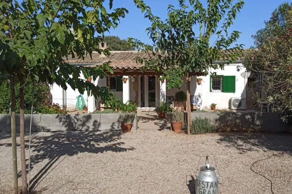 Beautiful plot with own water of 245.000 m2 to build a house of 300 m2 in Sencelles.