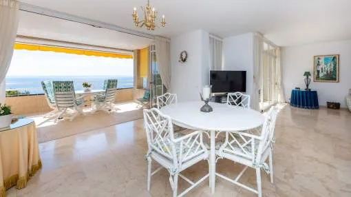 Bright and sunny frontline apartment in a sought-after location with direct sea access in Illetas