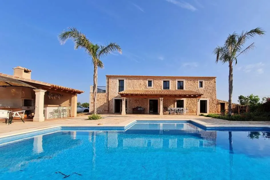 Spectacular country house with land between Cas Concos and Santanyí. Spectacular country house with land between Cas Concos and Santanyí.