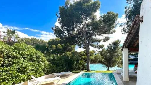 7-bedroom Villa with a pool, garden and a private parking spot with direct access to the sea in Cala D'Or