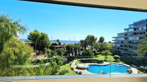 Bright flat in Puerto Portals with direct access to the harbour and a magnificent community pool.