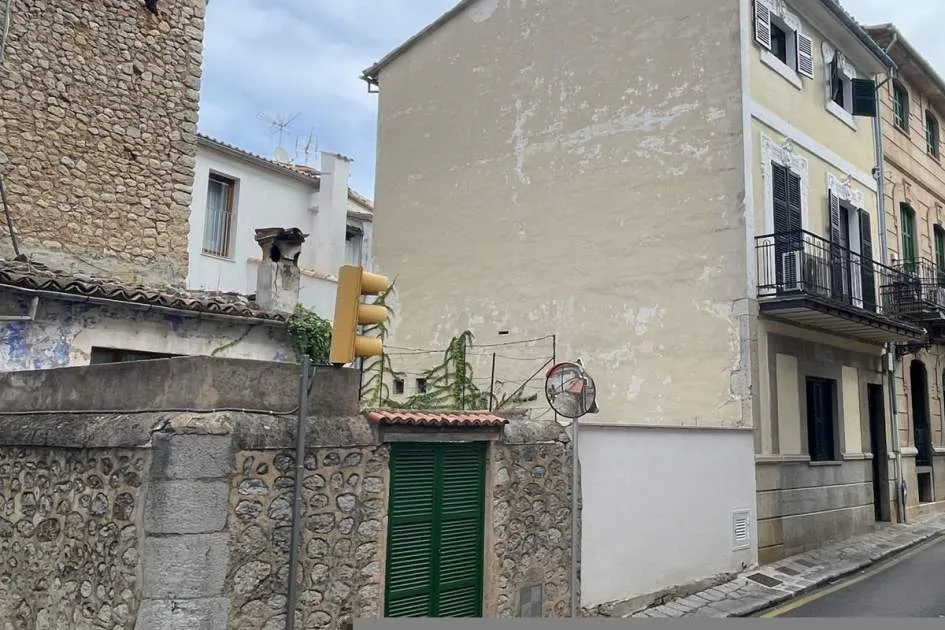Town house to be renovated in the old town of Sóller Town house to be renovated in the old town of Sóller