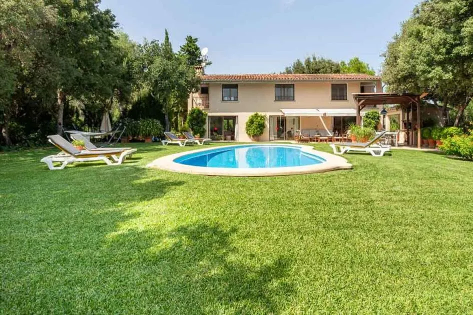 Spectacular rustic style villa situated in the north of the island of Mallorca between Pollensa and Alcúdia with access to extensive coastlines.