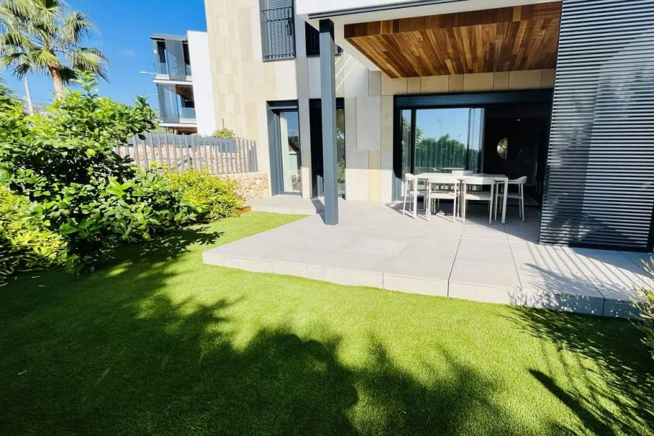 Newly built ground floor located in an excellent urbanisation.