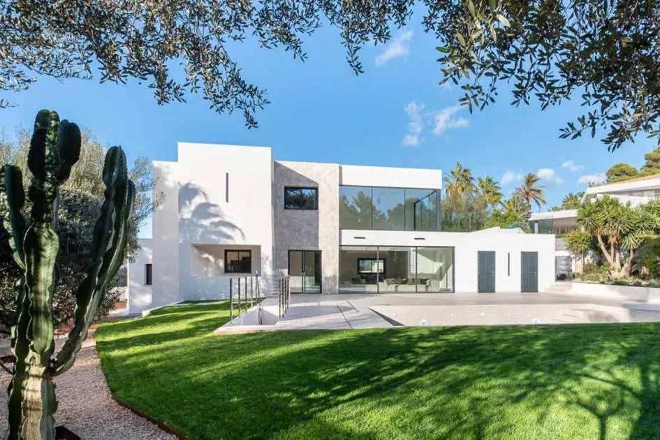 South oriented new build villa located in Nova Santa Ponsa