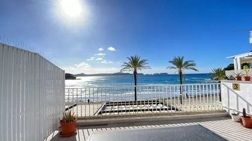 Cosy flat on the beachfront with beautiful views over the sea.