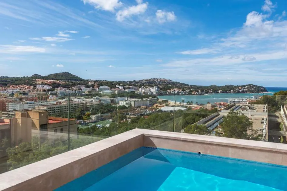 Penthouse with private roof top pool and sea view in Santa Ponsa for sale