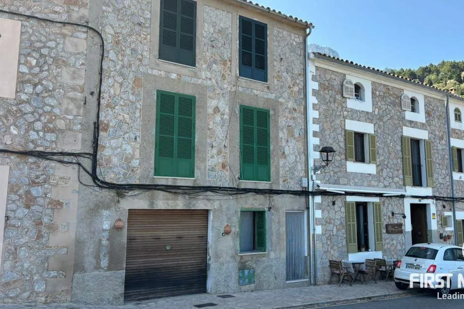 Newly renovated apartment in the heart of the Tramuntana. 
Banyalbufar, between the sea and the mountains.