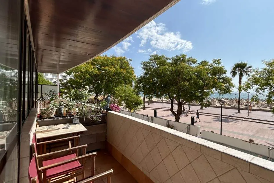 Spacious apartment with sea views in Palmanova.