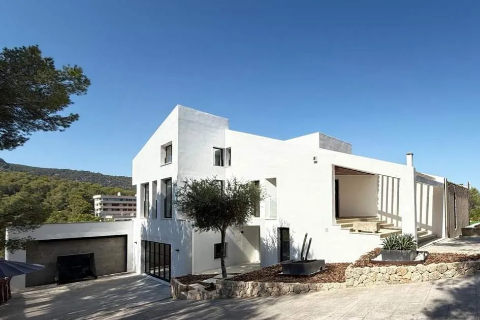 Elegant modern villa with exclusive luxury furnishings and a private cinema room, set on a spacious 2,603 m² plot.