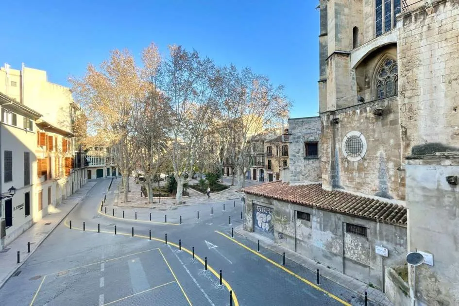 Fantastic flat in the historic centre, next to the Basilica of Sant Francesc, with views to Plaça de Quadrado and the Basilica