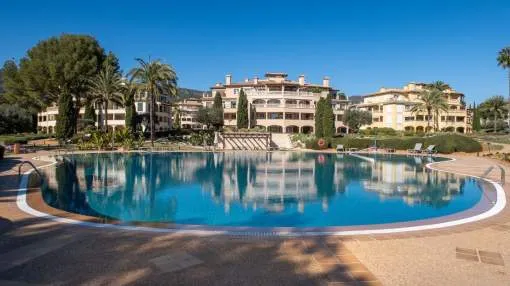 Sunny apartment in the Mardavall Residence enjoying a generous terrace and a partial sea view