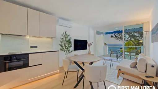 Luxury Seafront Apartment with Direct Beach Access, Pool & Parking