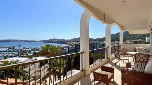Apartment with breathtaking views of the Mediterranean Sea and the exclusive Puerto Portals, located in one of the island’s most prestigious areas.
