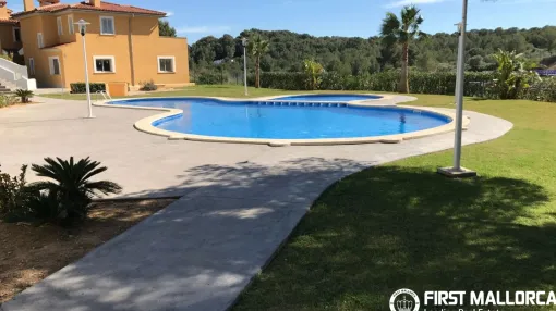 Spacious Semi-Detached House with Private Garden, Pool and Tennis Court in Cala Vinyes