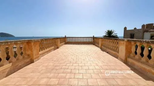 Spacious apartment with sea views on the seafront in Port Verd