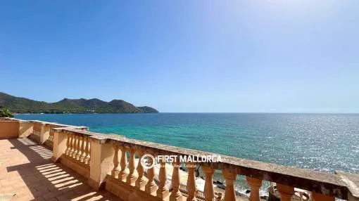 Duplex penthouse with sea views on the seafront in Port Verd