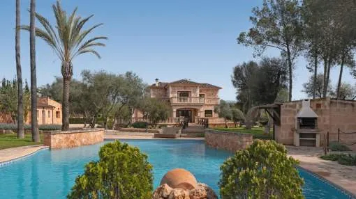 Exclusive natural stone finca with vacation license and extensive estate in the south of Mallorca