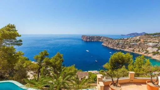 Cala Llamp: Spacious villa in top location with dream view