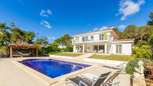 Sunny spacious villa close to the harbor and golf course