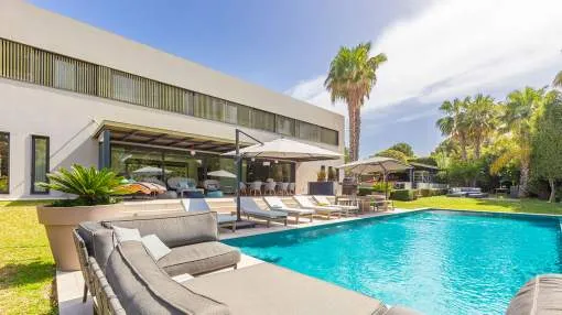 Modern villa with sea views in a central location